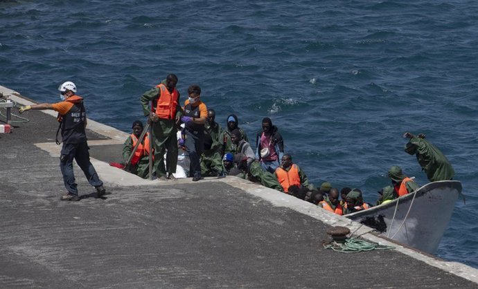 Archivo - Migrantes bajan de un cayuco en el puerto de La Restinga