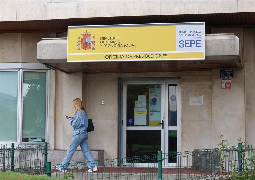 Archivo - Una mujer al lado de una oficina del SEPE.