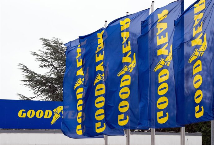 Archivo - Arquivo - ARQUIVO - 23 de novembro de 2023, Brandemburgo, Fürstenwalde: Bandeiras com a palavra "Goodyear" são hasteadas em frente ao portão 1 da fábrica de pneus em Fürstenwalde. A empresa norte-americana de pneus Goodyear venderá sua marca Dun
