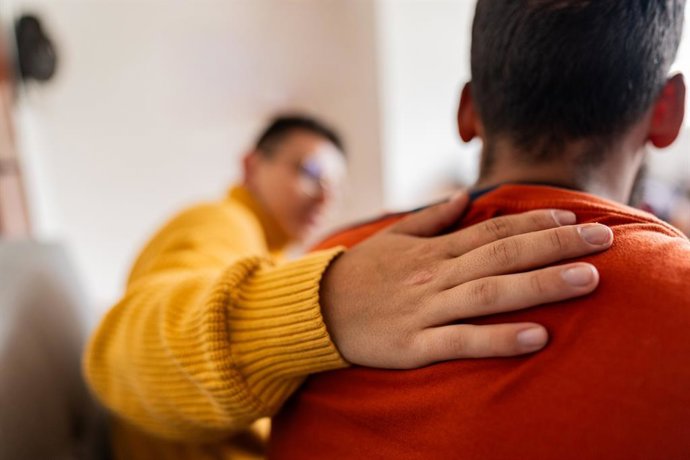 Archivo - Grupo de personas en terapia.