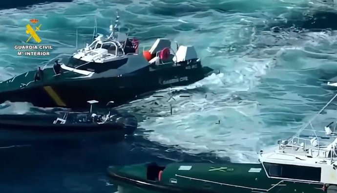 Operación contra el narcotráfico de la Guardia Civil en el litoral andaluz con el despliegue de dos de sus patrulleras.