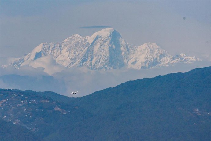 Archivo - Un avión sobrevolando el valle de Katmandú, en Nepal (archivo)