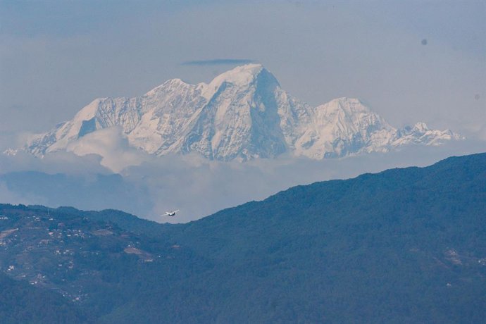 Archivo - Un avión sobrevolando el valle de Katmandú, en Nepal (archivo)