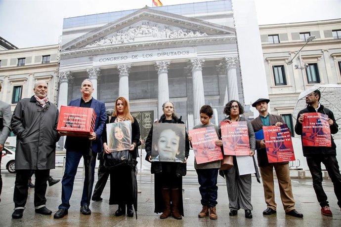Archivo - El padre de Kira, la niña que se suicidó con 15 años, José Manuel López (2i), posa junto a otros padres víctimas de bullying frente al Congreso de los Diputados 