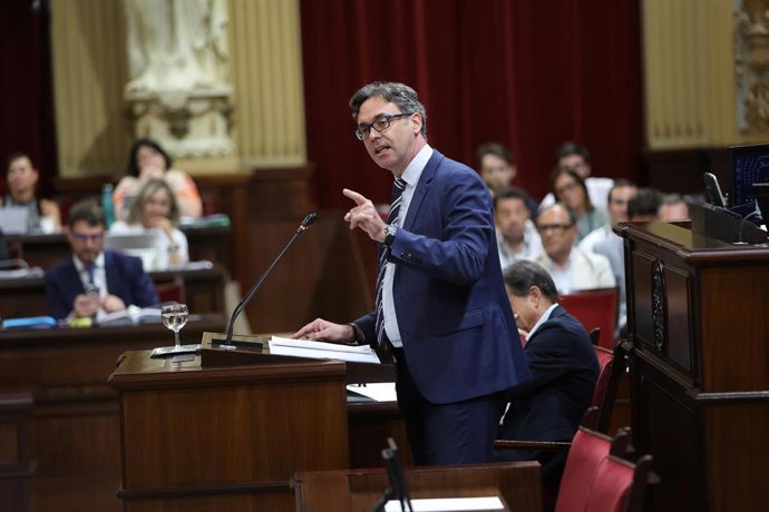 Archivo - El conseller de Economía, Hacienda e Innovación del Govern balear, Antoni Costa, interviene durante un debate de presupuestos autonómicos en el Parlament Balear, a 8 de julio de 2025, en Palma de Mallorca, Mallorca, Baleares (España).