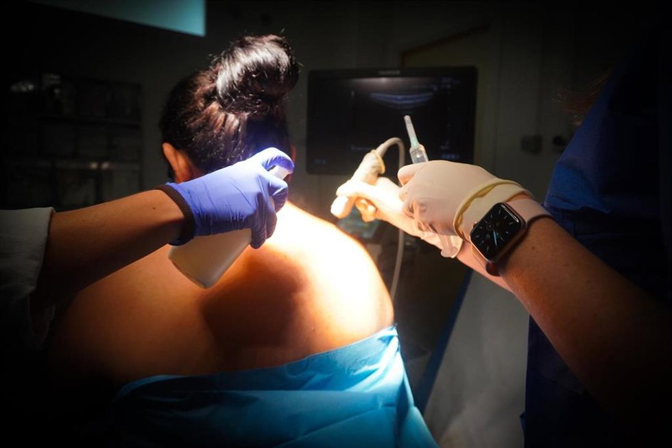 Una paciente a la que se le va a aplicar un bloqueo nervioso en la sala para intervenciones mínimamente invasivas