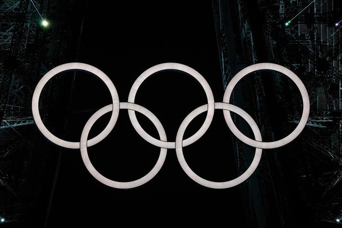 Archivo - A general view of the Eiffel Tower and the Olympic Rings during the opening ceremony at Trocadero of the Paris 2024 Olympics Games on july 26, 2024, in Paris, Spain.