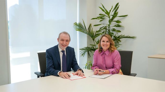 Archivo - El director general de GMV, Jesús Serrano, y la directora general de LuxQuanta, Vanesa Díaz.