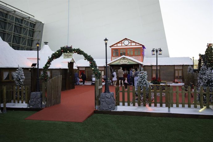 Archivo - Imagen del poblado navideño del centro comercial Miramar, de Fuengirola (Málaga).