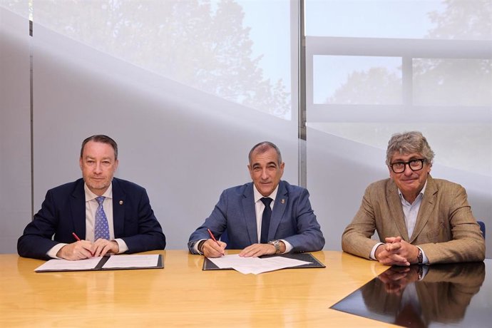 Firma del convenio de la Cátedra.