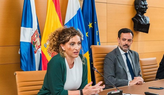 La consejera de Vivienda del Cabildo de Tenerife, Sonia Hernández, y el vicepresidente, Lope Afonso