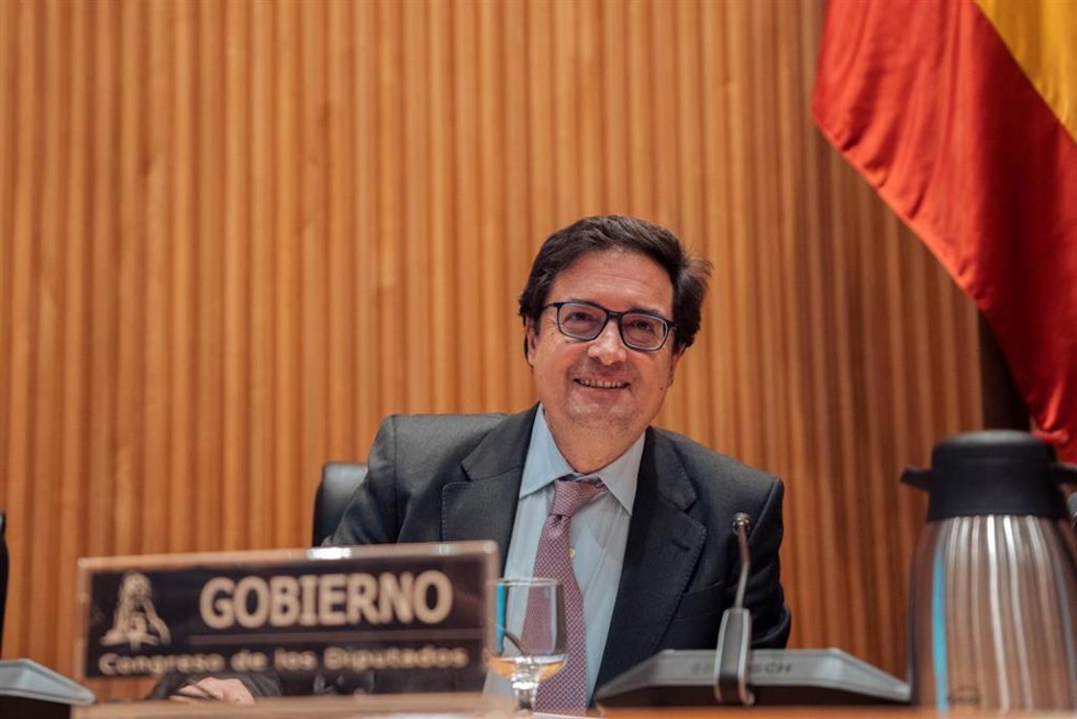 Archivo - El ministro para la Transformación Digital y de la Función Pública, Óscar López, comparece en la Comisión de Hacienda y Función Pública del Congreso para informar sobre las líneas generales de su departamento, en el Congreso de los Diputados, 