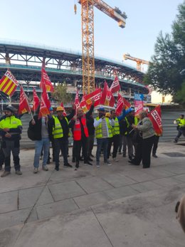 Protesta d'uns treballadors davant el Camp Nou 