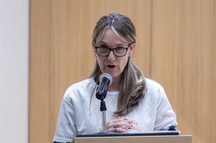 La presidenta de la Asociación de Víctimas Mortales de la DANA, Rosa Álvarez, durante una rueda de prensa, en el Ateneo de Madrid, a 3 de noviembre de 2025, en Madrid (España). 30 entidades del ámbito sindical y social del país se han reunido con las tres