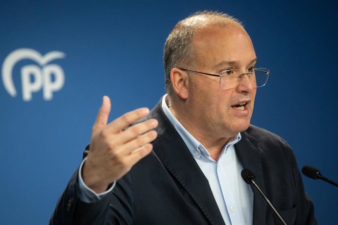 Archivo - El secretario general del Partido Popular, Miguel Tellado, ofrece una rueda de prensa en la sede del PP, a 4 de octubre de 2025, en Madrid (España).