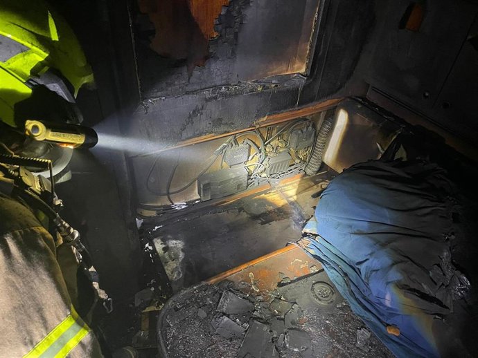 Un velero de 20 metros se incendia en el Club Náutico de València