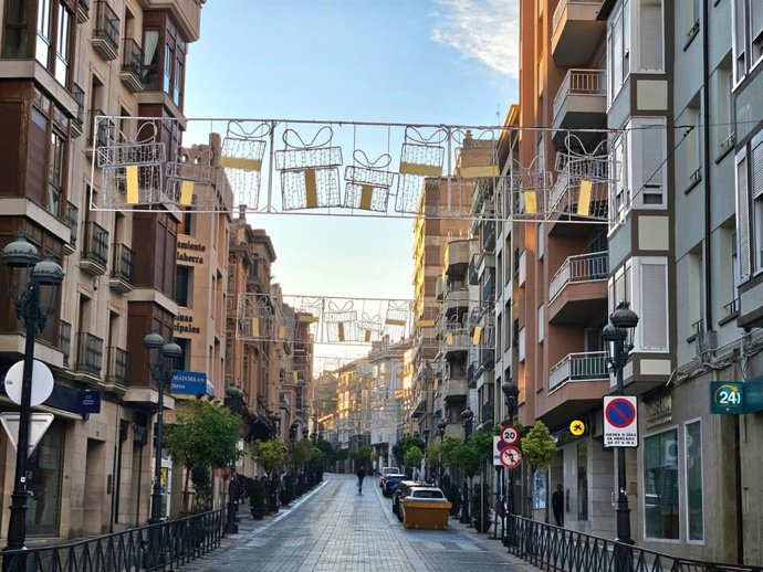Calahorra comienza la instalación del alumbrado navideño, con más de 200 adornos lumínicos de tecnología led