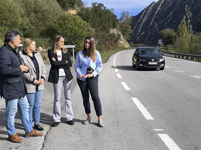 La diputada del PP de Asturias Cristina Vega junto al alcalde de Cangas del Narcea, José Luis Fontaniella; y las alcaldesas de Tineo, Montse Fernández, e Ibias, Gemma Álvarez, este lunes en la AS-15.