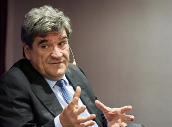 Archivo - El gobernador del Banco de España, José Luis Escrivá, durante su intervención en el Foro Económico de El Norte de Castilla, en el  Hotel Vincci Frontaura, a 28 de julio de 2025, en Valladolid (España).