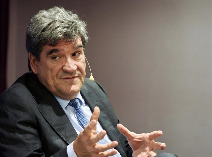 Archivo - El gobernador del Banco de España, José Luis Escrivá, durante su intervención en el Foro Económico de El Norte de Castilla, en el  Hotel Vincci Frontaura, a 28 de julio de 2025, en Valladolid (España).