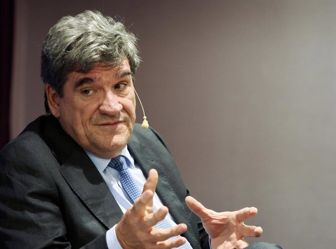 Archivo - El gobernador del Banco de España, José Luis Escrivá, durante su intervención en el Foro Económico de El Norte de Castilla, en el  Hotel Vincci Frontaura, a 28 de julio de 2025, en Valladolid (España).