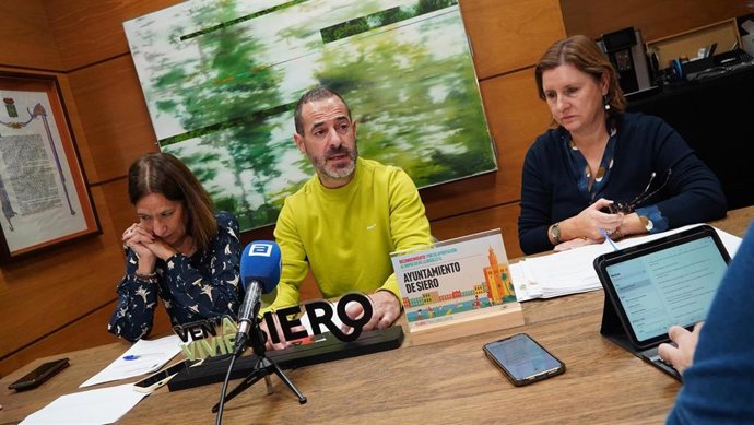 El Alcalde De Siero, Ángel García, Y La Concejala De Comercio, Patricia Antuña, Junto A Amelia Areces, Responsable Del Servicio De Promoción Económica Y Desarrollo Local Del Ayuntamiento De Siero.