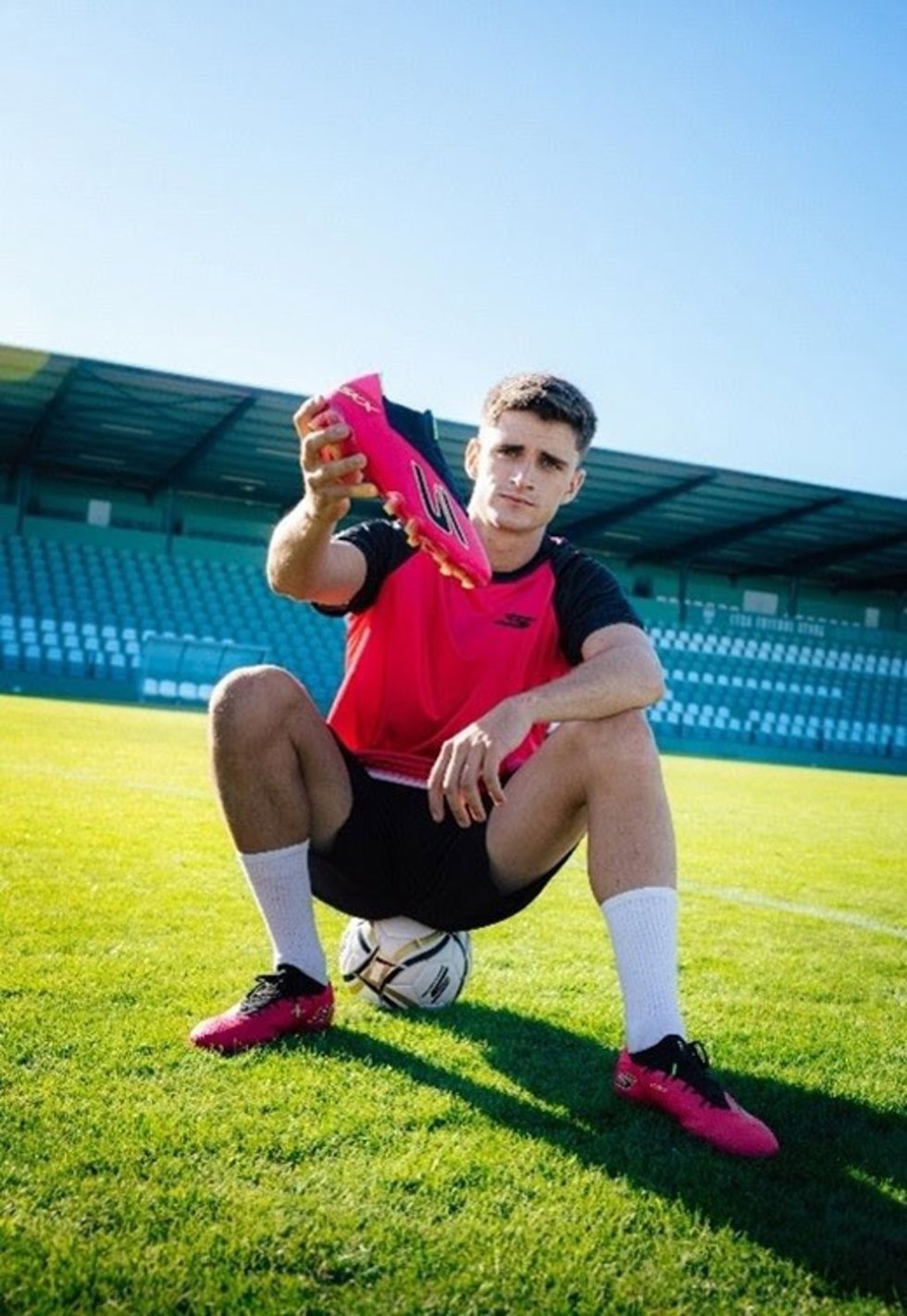El delantero español del Braga Pau Víctor 'ficha' por Skechers.