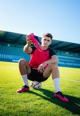 El delantero español del Braga Pau Víctor 'ficha' por Skechers.