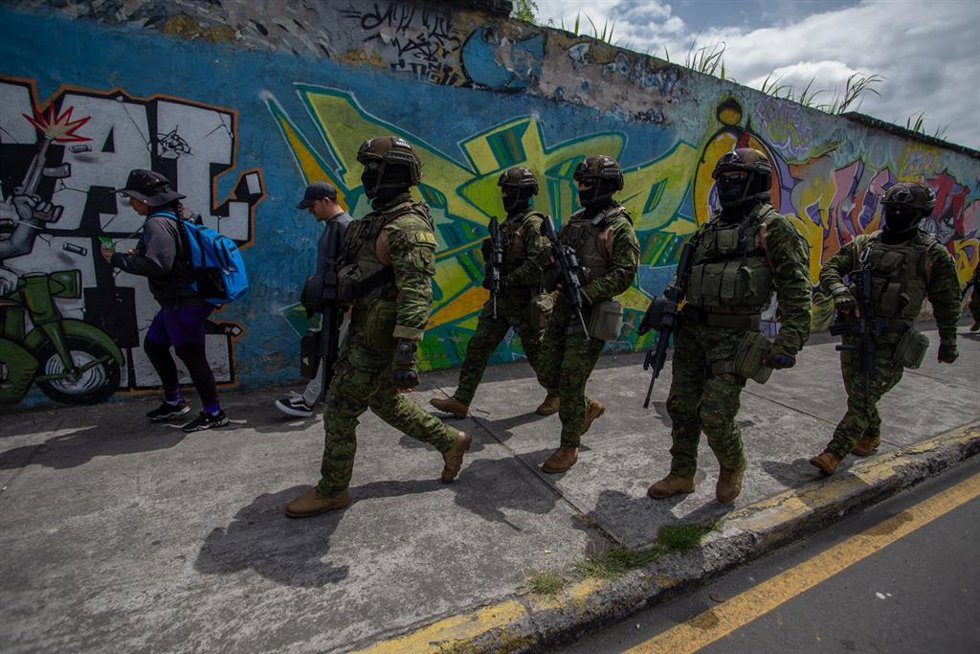 Archivo - Miembros del Ejército de Ecuador en Quito