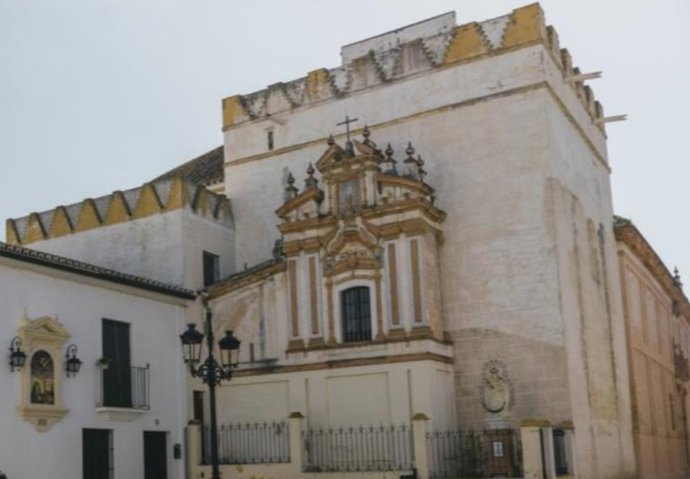 Exterior de la parroquia de Nuestra Señora de las Nieves de Benacazón.