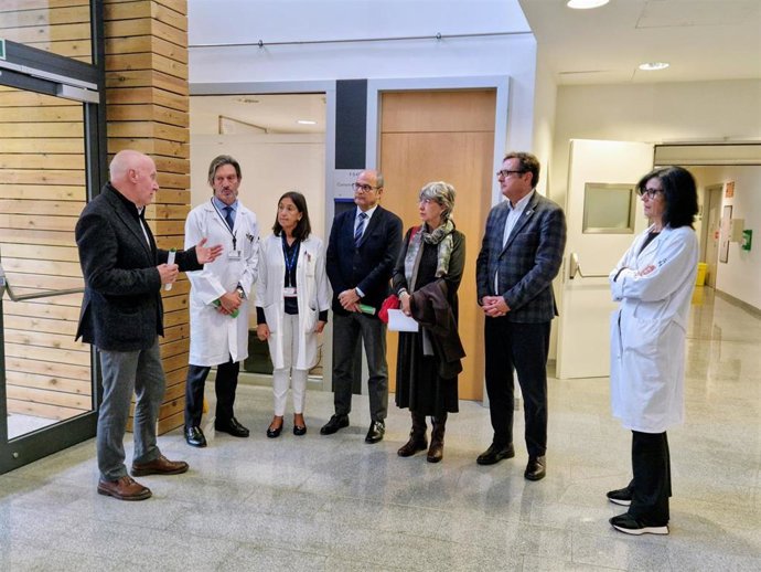(De Izqda. A Derecha): Emilio Esteban, Jefe De Oncología Médica Del HUCA; Yolanda Calero, Presidenta De La AECC En Asturias, María José Villanueva, Directora Del HUCA, Y Faustino Blanco, Director Del FINBA.