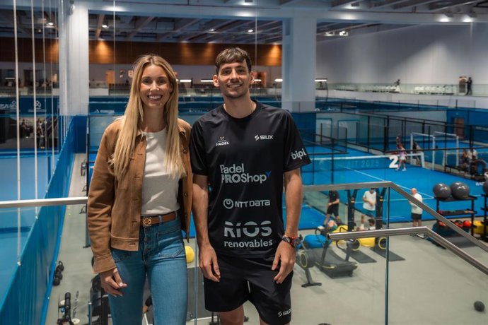 Maribel Nadal y el jugador argentino de pádel Franco Stupaczuck