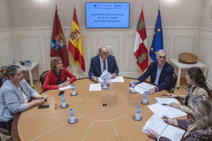 EL presidente de la Diputación y el alcalde de Segovia, (C) durante el Consorcio de la Vía Verde Valles del Eresma.