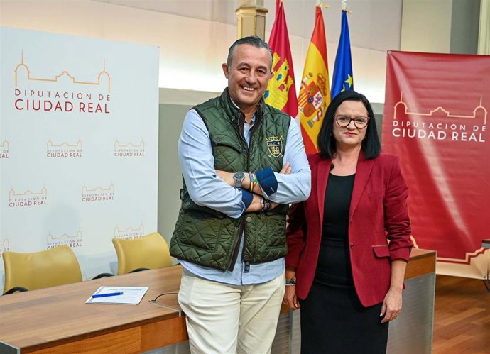 La portavoz del equipo de Gobierno de la Diputación de Ciudad Real, Rocío Zarco y el vicepresidente cuarto de la institución provincial y responsable del área de Hacienda, Adrián Fernández.