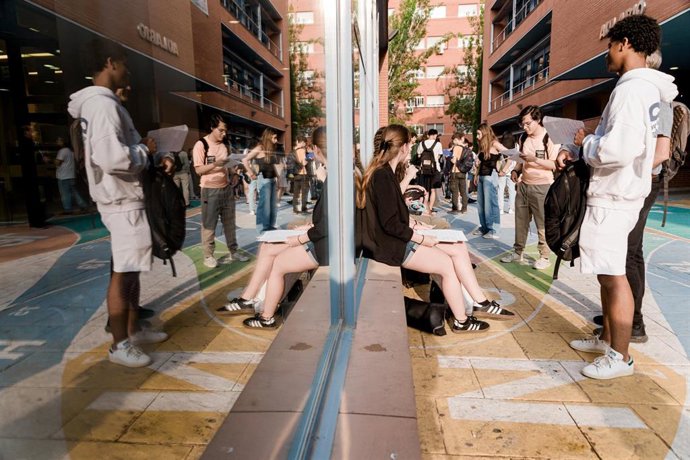 Archivo - Alumnos repasan apuntes 