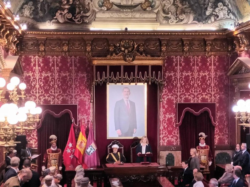 La alcaldesa en funciones de Madrid, Inma Sanz, ha entregado la Llave de Oro de la ciudad al Sultán de Omán, Haitham Bin Tarik Al-Busaid