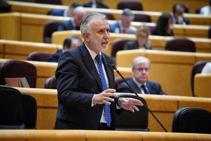 El ministro de Política Territorial y Memoria Democrática, Ángel Víctor Torres, durante una sesión de control al Gobierno, en el Senado, a 7 de octubre de 2025, en Madrid (España).