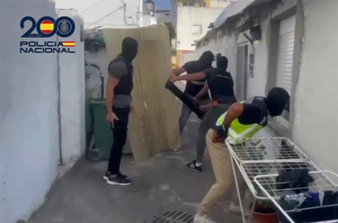 Momento de la entrada de la Policía en una vivienda de la barriada jerezana de Torresoto utilizada como punto de venta de drogas.