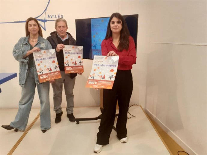 Los Representantes De La Unión De Comerciantes De Avilés, Viky Cuesta Y Julio Álvarez; Y La Edil De Comercio, Raquel Ruiz Durante La Presentación De La Campaña.