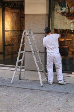 Archivo - Pintor realizando un trabajo a pie de calle