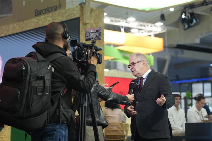 Valls en declaraciones a los medios durante el Smart City Expo, que se celebra esta semana en Fira de Barcelona