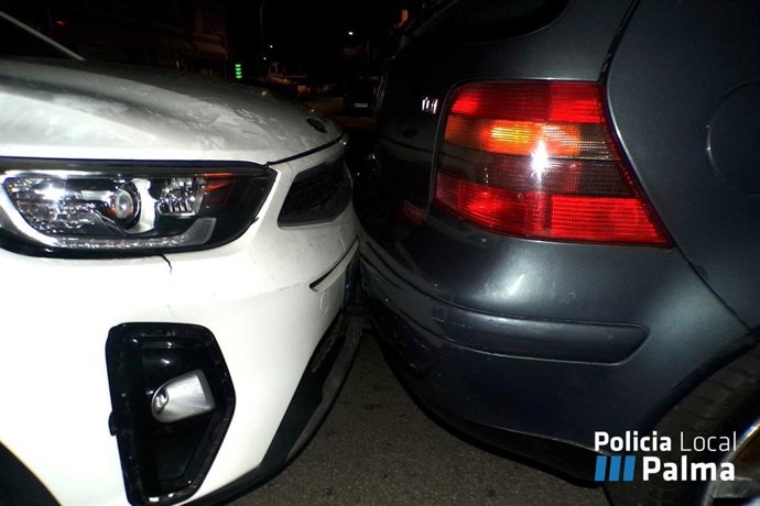 Imagen de los dos coches implicados en el accidente de tráfico en Son Oliva.