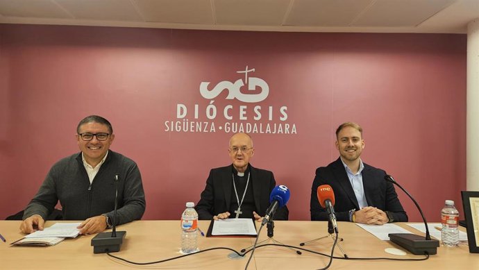 El obispo de la diócesis, Julián Ruiz, acompañado por el ecónomo diocesano, Carlos Izquierdo, y el director de la Oficina de Información, Alfonso Olmos.