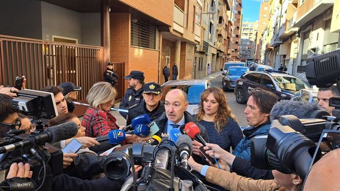 El delegado del Gobierno en Aragón, Fernando Beltrán, atiende a los medios de comunicación en la calle en la que han tenido lugar los hechos.