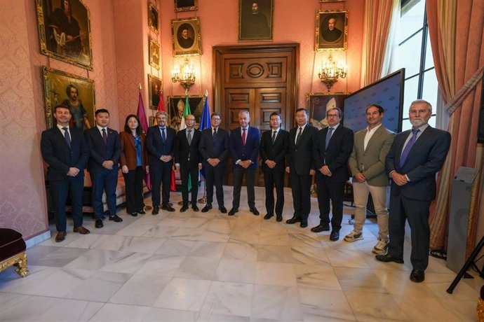 El alcalde de Sevilla, José Luis Sanz, recibe a una delegación del Beijing Overseas Talents Center (BOTC)