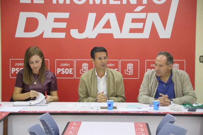 Francisco Cuenca (c), en la reunión sobre la Red Andaluza de Teatros Públicos.