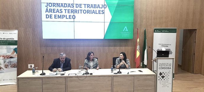 María Victoria Martín-Lomeña (centro), interviene en las jornadas, entre Antonio Tallante y María Dolores Gálvez.