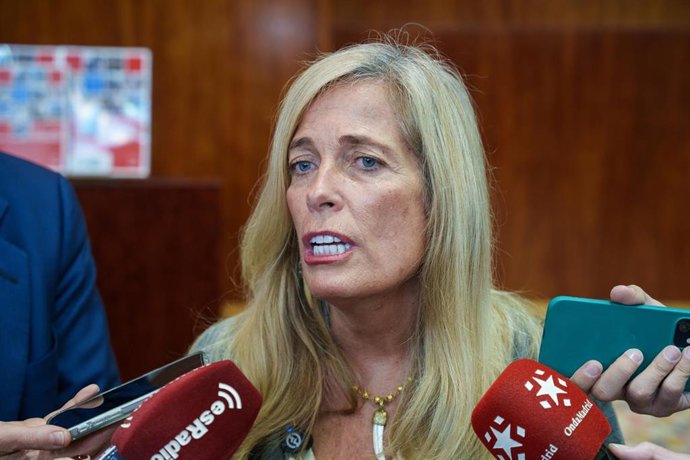 La consejera de Economía, Hacienda y Empleo, Rocío Albert, atiende a los medios tras entregar el proyecto de Presupuestos de la Comunidad de Madrid correspondiente al Ejercicio 2026, 
