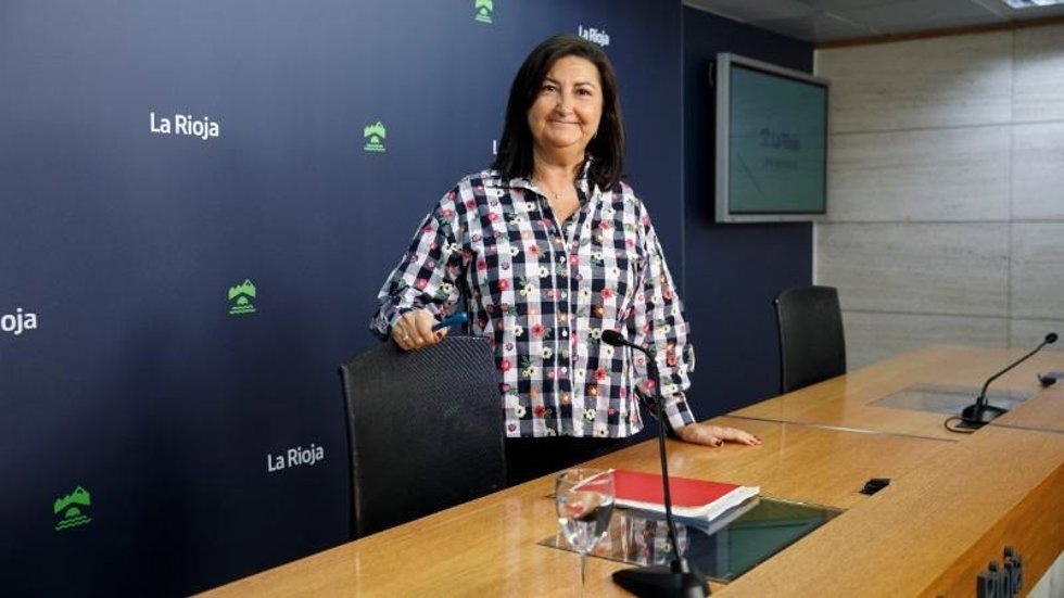 La directora general de Empleo, Cristina Salinas, informa de los datos relativos al mercado de trabajo durante el mes de octubre en La Rioja