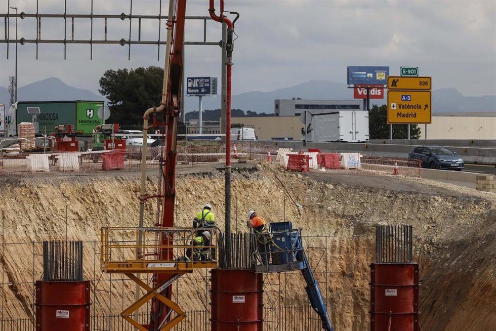 Archivo - Obras de emergencia para la reconstrucción de los puentes de la A-7 sobre el barranco del Poyo, a 30 de abril de 2025